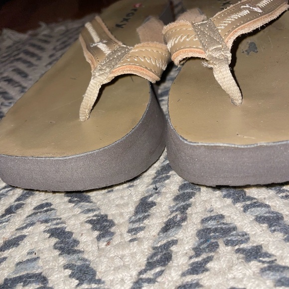 Roxy platform tan flip flops Sz 8 - Picture 4 of 4